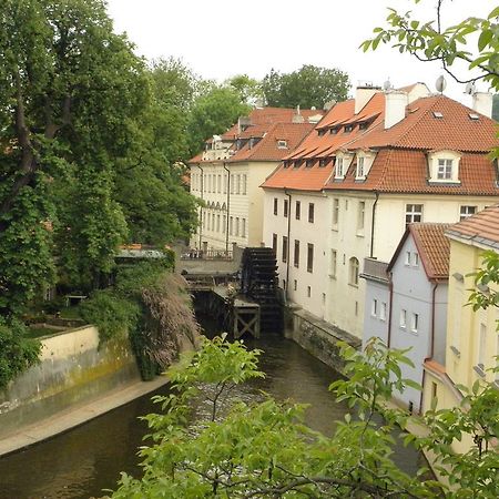 Apartment Dum U Cerneho Beranka Prag Zimmer foto